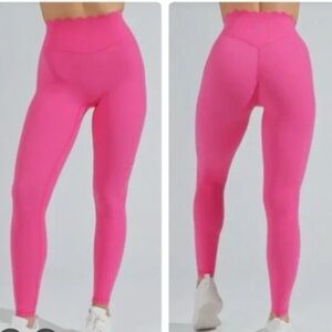 NWT BuffBunny Scallop Rosa Legging in Onyx BLACK size M